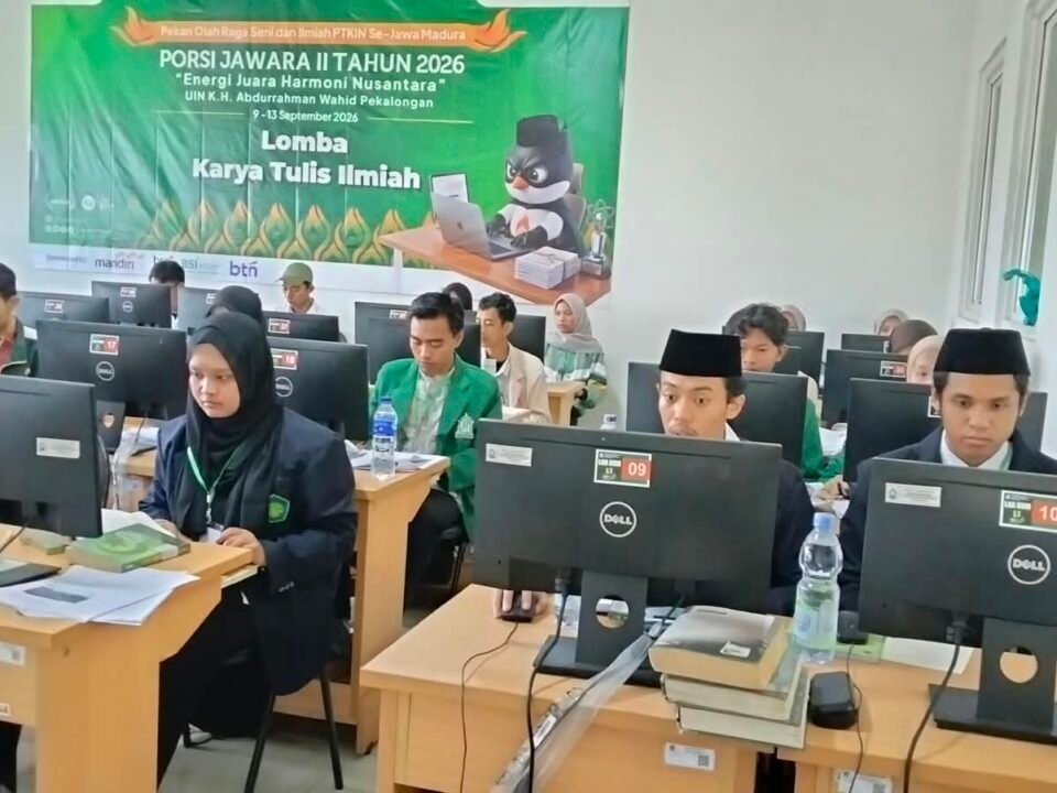 Suasana perlombaan mahasiswa PTKIN se-Jawa dan Madura di mana delegasi UIN Malang tengah fokus bertanding dan mengadu gagasan untuk meraih prestasi terbaik.