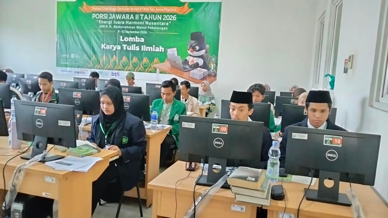 Suasana perlombaan mahasiswa PTKIN se-Jawa dan Madura di mana delegasi UIN Malang tengah fokus bertanding dan mengadu gagasan untuk meraih prestasi terbaik.
