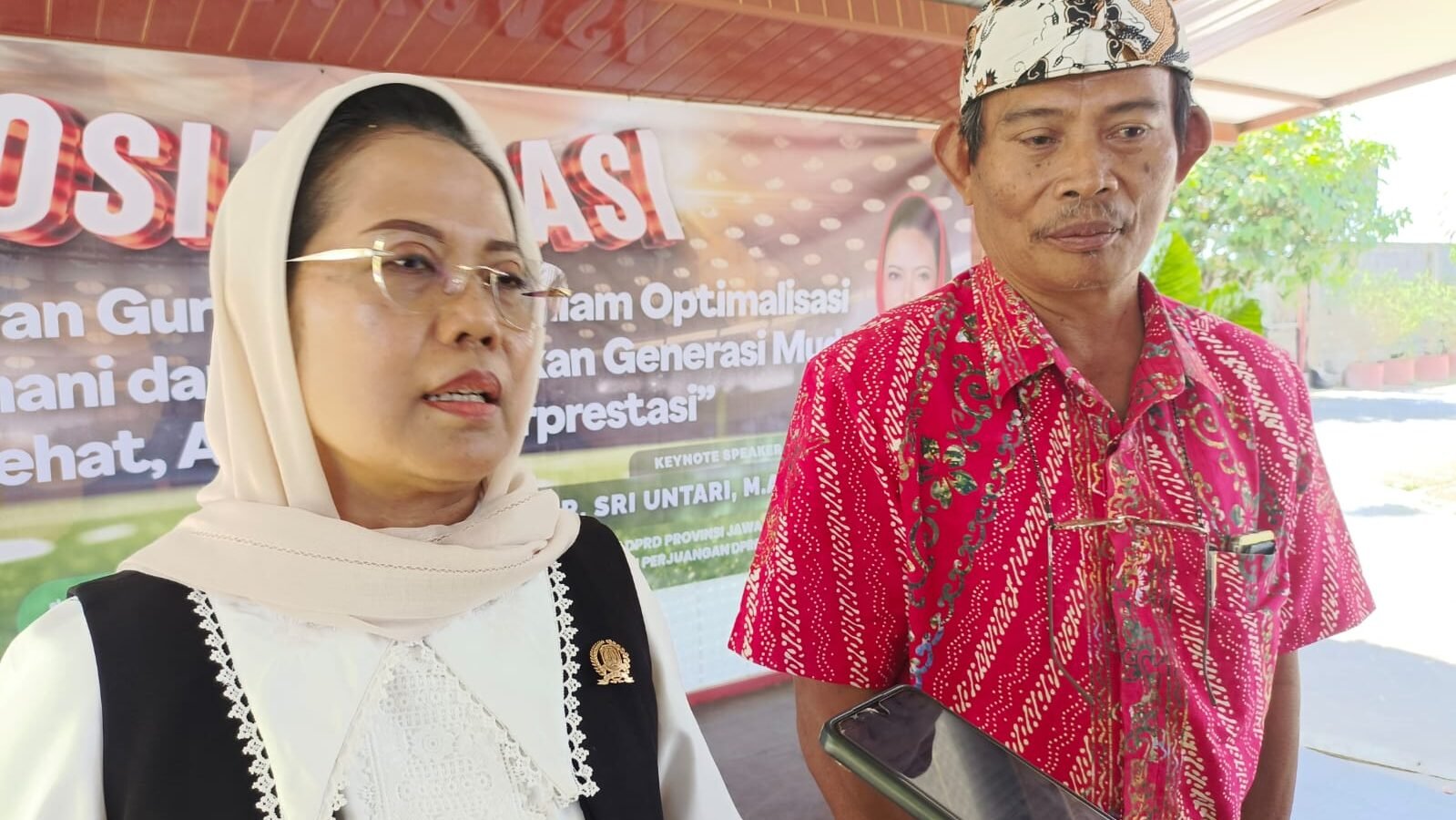 Ketua Komisi E DPRD Jatim, Dr. Sri Untari Bisowarno, M.A.P., didampingi Pengelola SMA PJJ Kabupaten Malang Nanang Winarto, memberikan keterangan pers terkait penguatan SMA Pembelajaran Jarak Jauh (PJJ) di Kepanjen, Kabupaten Malang, Selasa (22/9/2026).