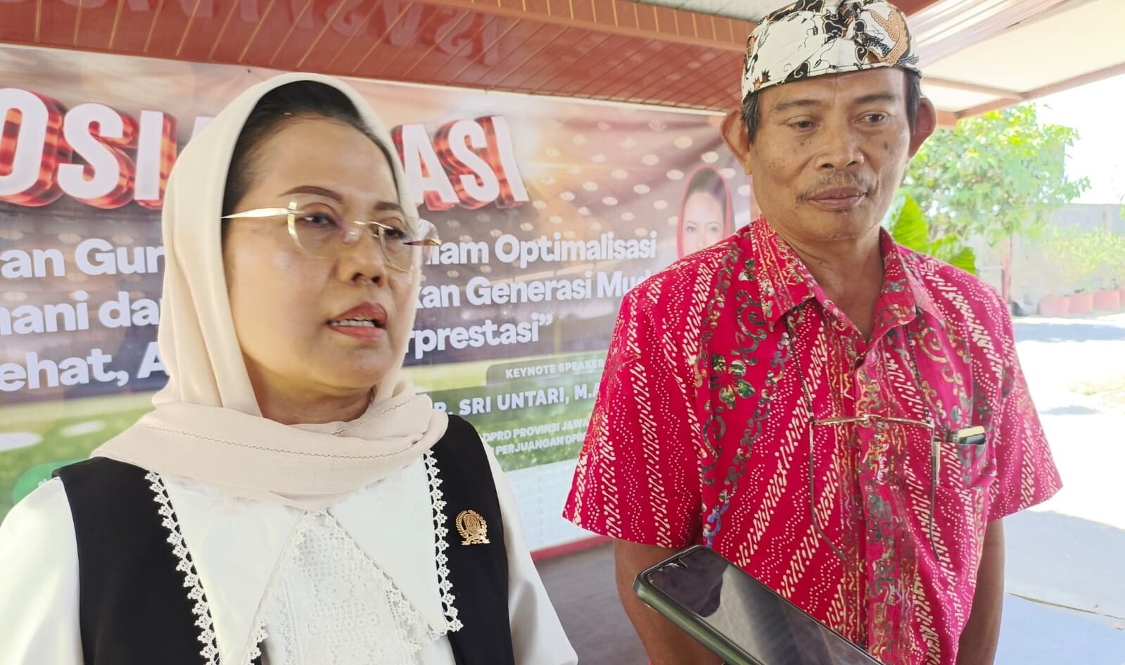 Ketua Komisi E DPRD Jatim, Dr. Sri Untari Bisowarno, M.A.P., didampingi Pengelola SMA PJJ Kabupaten Malang Nanang Winarto, memberikan keterangan pers terkait penguatan SMA Pembelajaran Jarak Jauh (PJJ) di Kepanjen, Kabupaten Malang, Selasa (22/9/2026).