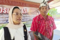 Ketua Komisi E DPRD Jatim, Dr. Sri Untari Bisowarno, M.A.P., didampingi Pengelola SMA PJJ Kabupaten Malang Nanang Winarto, memberikan keterangan pers terkait penguatan SMA Pembelajaran Jarak Jauh (PJJ) di Kepanjen, Kabupaten Malang, Selasa (22/9/2026).