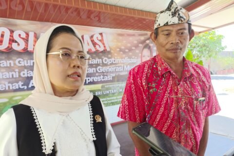 Ketua Komisi E DPRD Jatim, Dr. Sri Untari Bisowarno, M.A.P., didampingi Pengelola SMA PJJ Kabupaten Malang Nanang Winarto, memberikan keterangan pers terkait penguatan SMA Pembelajaran Jarak Jauh (PJJ) di Kepanjen, Kabupaten Malang, Selasa (22/9/2026).