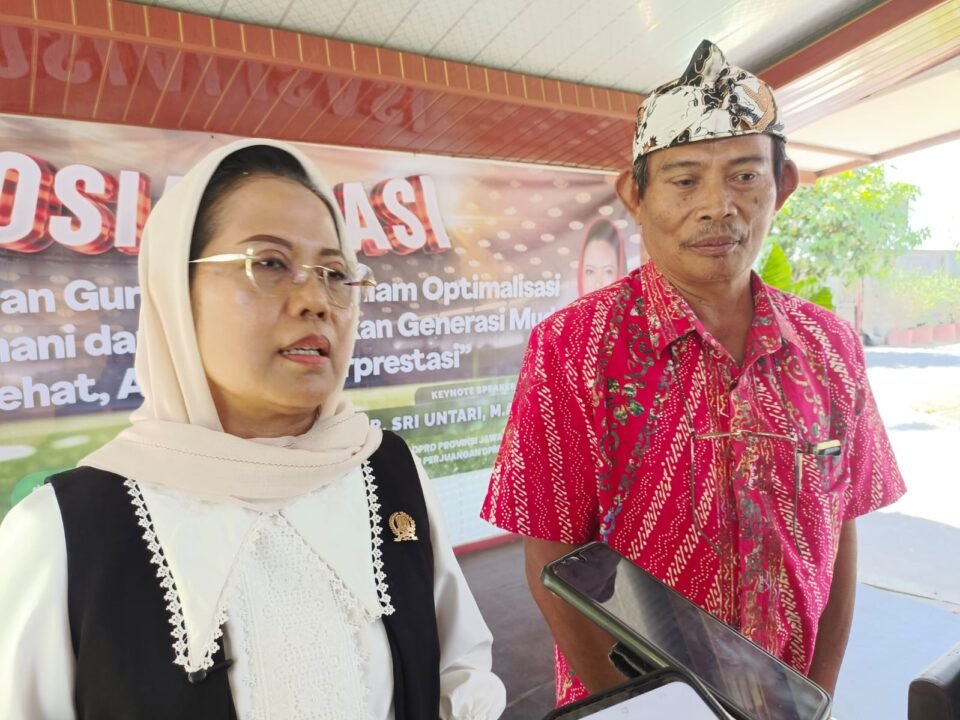 Ketua Komisi E DPRD Jatim, Dr. Sri Untari Bisowarno, M.A.P., didampingi Pengelola SMA PJJ Kabupaten Malang Nanang Winarto, memberikan keterangan pers terkait penguatan SMA Pembelajaran Jarak Jauh (PJJ) di Kepanjen, Kabupaten Malang, Selasa (22/9/2026).