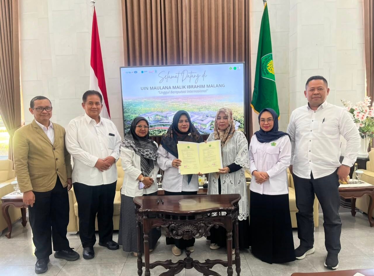 Jajaran pimpinan UIN Maulana Malik Ibrahim Malang berfoto bersama usai prosesi penyerahan Petunjuk Operasional Kegiatan (POK) dan penandatanganan Kontrak Kinerja Tahun 2026 di Ruang Rektor, Gedung Ir. Soekarno, Senin (07/09).