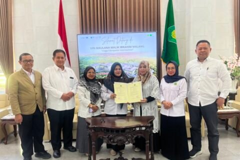 Jajaran pimpinan UIN Maulana Malik Ibrahim Malang berfoto bersama usai prosesi penyerahan Petunjuk Operasional Kegiatan (POK) dan penandatanganan Kontrak Kinerja Tahun 2026 di Ruang Rektor, Gedung Ir. Soekarno, Senin (07/09).