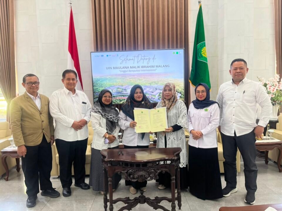 Jajaran pimpinan UIN Maulana Malik Ibrahim Malang berfoto bersama usai prosesi penyerahan Petunjuk Operasional Kegiatan (POK) dan penandatanganan Kontrak Kinerja Tahun 2026 di Ruang Rektor, Gedung Ir. Soekarno, Senin (07/09).