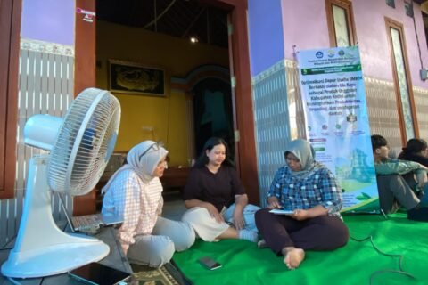 Kegiatan pendampingan oleh tim pengabdian masyarakat Universitas Negeri Malang (UM) kepada pelaku UMKM olahan pangan di Desa Cerme, Kabupaten Kediri, guna mengoptimalkan dapur usaha, meningkatkan produktivitas, serta memperbaiki manajemen bisnis.