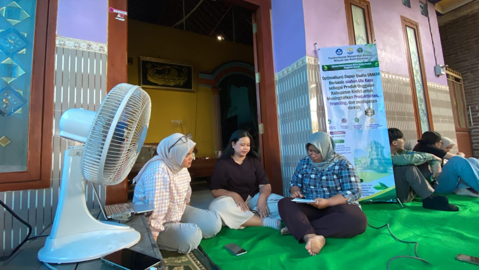 Kegiatan pendampingan oleh tim pengabdian masyarakat Universitas Negeri Malang (UM) kepada pelaku UMKM olahan pangan di Desa Cerme, Kabupaten Kediri, guna mengoptimalkan dapur usaha, meningkatkan produktivitas, serta memperbaiki manajemen bisnis.