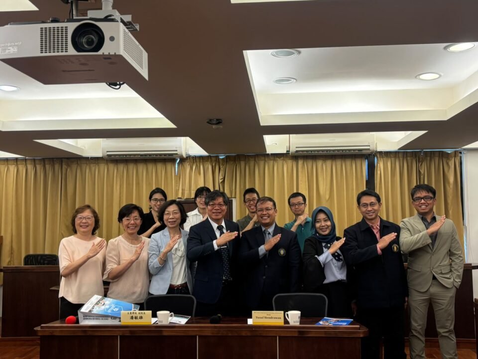 Dekan FTAB UB Prof. Yusuf Hendrawan bersama jajaran delegasi berfoto bersama pimpinan College of Bioresources and Agriculture NTU Taiwan usai pembahasan 5 program kerja sama strategis internasional di Taipei, Taiwan.