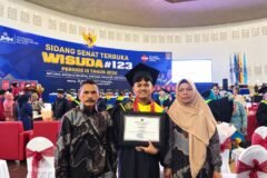 Rizal Ulil Azmi didampingi kedua orang tuanya tersenyum bangga memamerkan piagam penghargaan usai dinobatkan sebagai wisudawan terbaik Fakultas Hukum pada Wisuda ke-123 UMM di Hall Dome UMM, Malang.