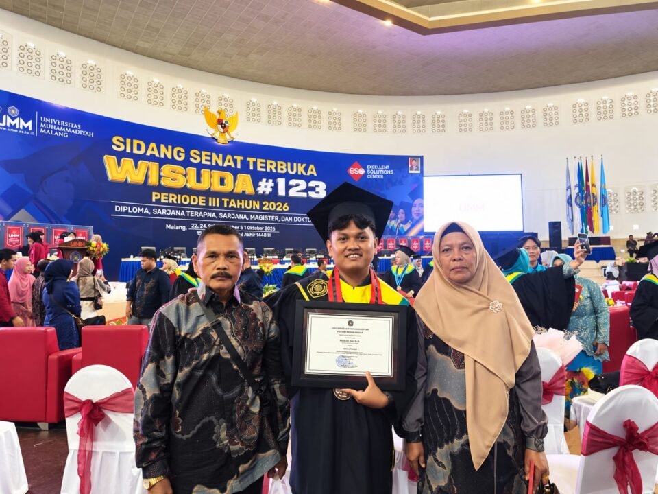 Rizal Ulil Azmi didampingi kedua orang tuanya tersenyum bangga memamerkan piagam penghargaan usai dinobatkan sebagai wisudawan terbaik Fakultas Hukum pada Wisuda ke-123 UMM di Hall Dome UMM, Malang.