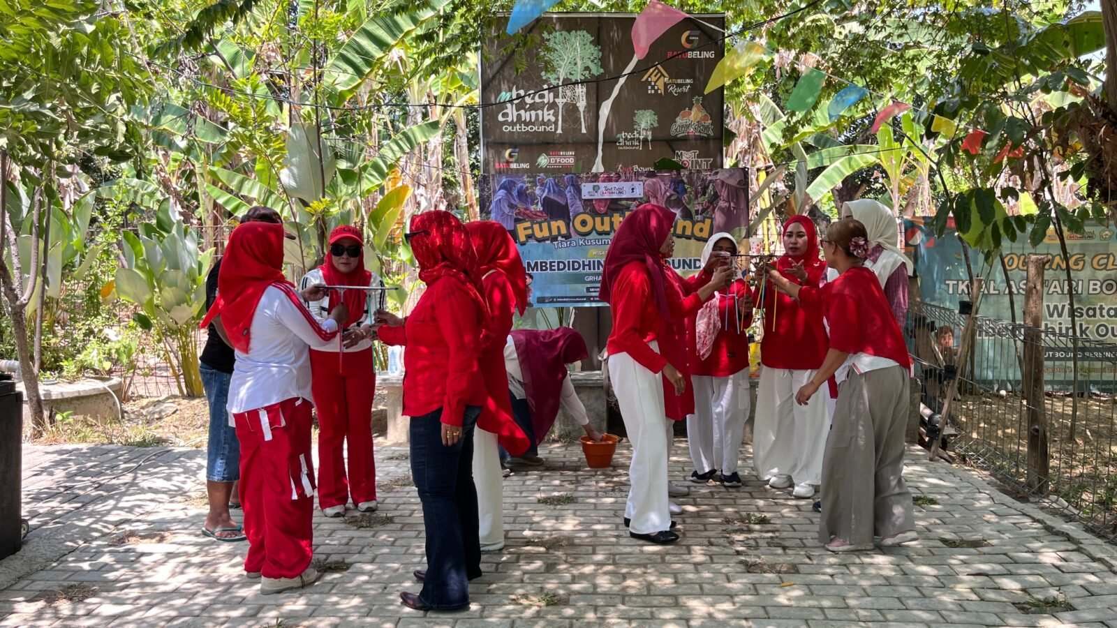 Kekompakan dan keceriaan anggota kelompok Tiara Kusuma Bojonegoro saat memecahkan tantangan fun game dalam rangkaian kegiatan rekreasi di Mbedidhink Outbound, Senin (07/09).