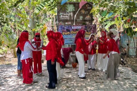 Kekompakan dan keceriaan anggota kelompok Tiara Kusuma Bojonegoro saat memecahkan tantangan fun game dalam rangkaian kegiatan rekreasi di Mbedidhink Outbound, Senin (07/09).