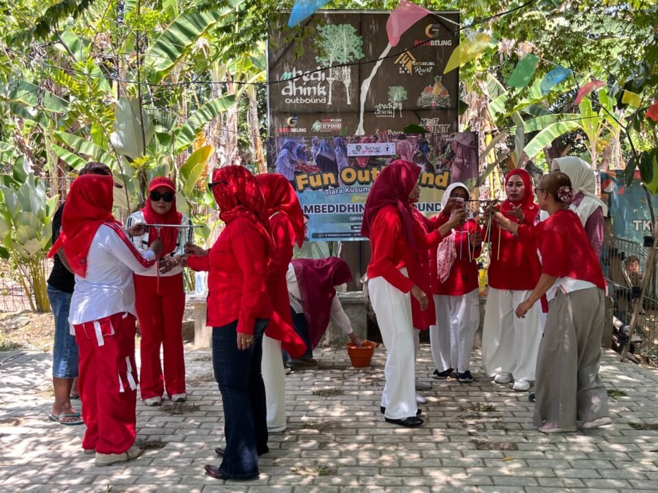 Kekompakan dan keceriaan anggota kelompok Tiara Kusuma Bojonegoro saat memecahkan tantangan fun game dalam rangkaian kegiatan rekreasi di Mbedidhink Outbound, Senin (07/09).