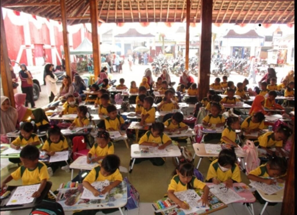 Peserta mengikuti Lomba Mewarnai tingkat TK se-Desa Semen dalam rangka Festival Literasi x UMKM.