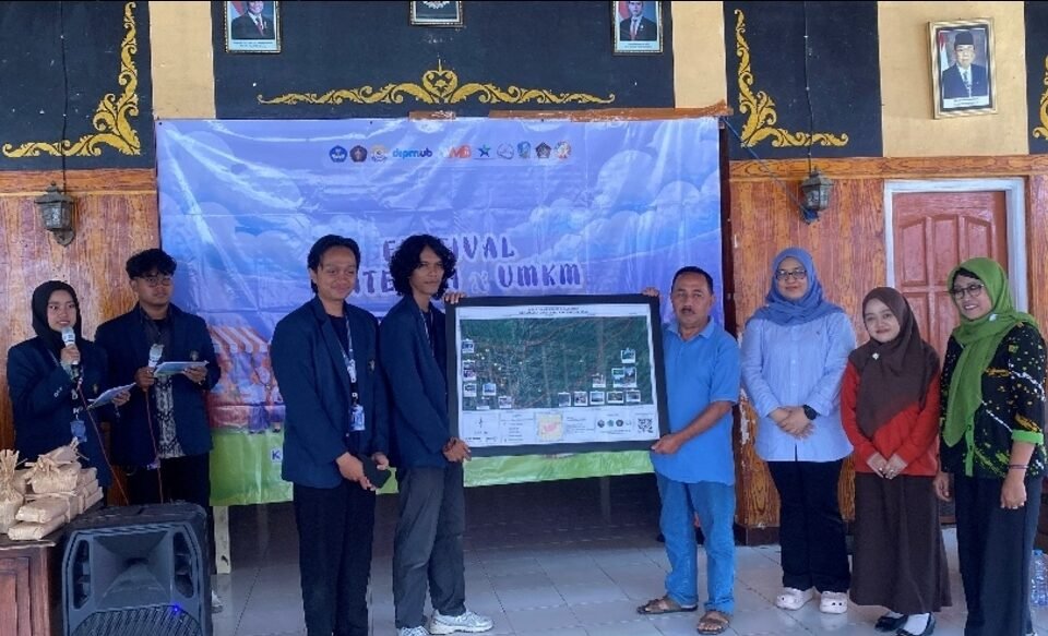 Penyerahan luaran menjadi bagian dari rangkaian penutupan MMD Kelompok 58 Universitas Brawijaya di Desa Semen.