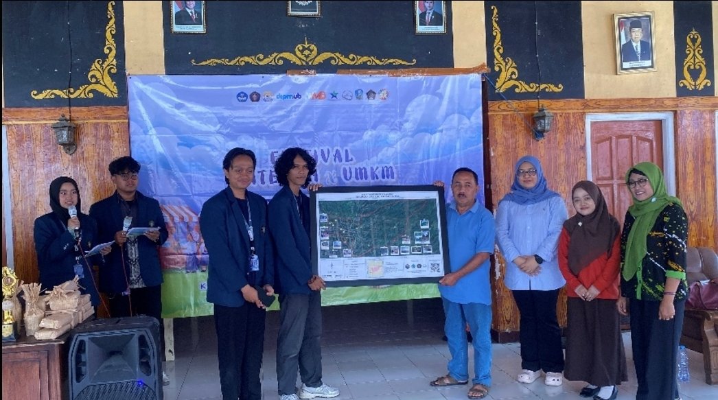 Penyerahan luaran menjadi bagian dari rangkaian penutupan MMD Kelompok 58 Universitas Brawijaya di Desa Semen.