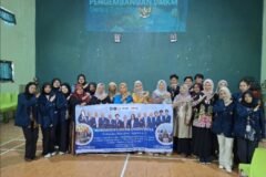 Tim PKM Strategis dan Mahasiswa Membangun Desa (MMD) Universitas Brawijaya berfoto bersama perangkat desa dan pelaku UMKM Desa Tambakan, Kabupaten Blitar, usai melaksanakan sosialisasi dan pelatihan strategi pemasaran digital pada 16 Juli 2026.