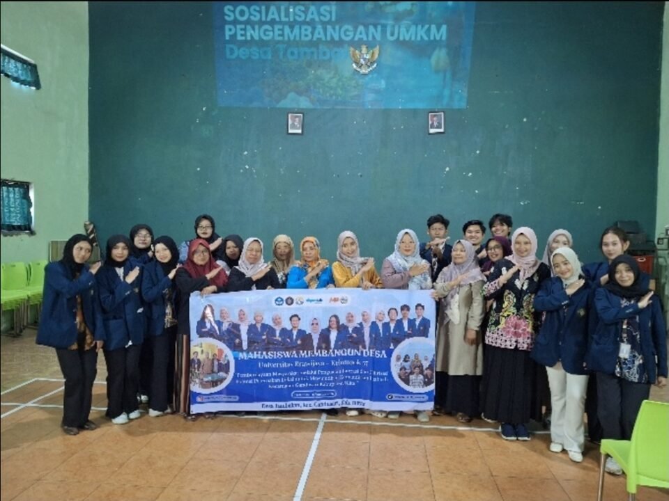Tim PKM Strategis dan Mahasiswa Membangun Desa (MMD) Universitas Brawijaya berfoto bersama perangkat desa dan pelaku UMKM Desa Tambakan, Kabupaten Blitar, usai melaksanakan sosialisasi dan pelatihan strategi pemasaran digital pada 16 Juli 2026.