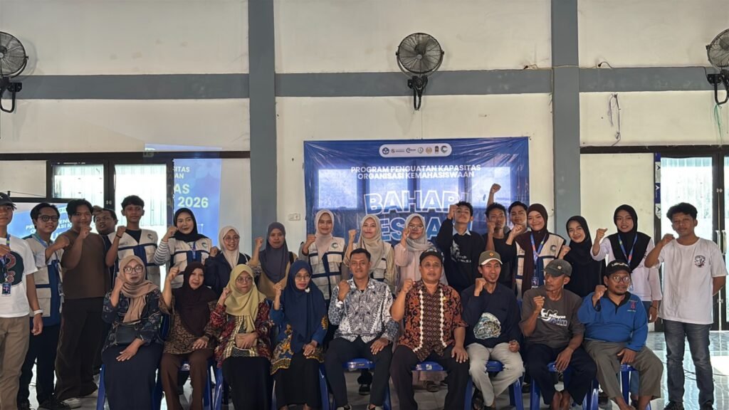 Sesi foto bersama Tim PPK Ormawa BEM UNESA 2026, narasumber, dan perwakilan masyarakat usai kegiatan edukasi Bahari Lestari di Gedung Serbaguna Desa Labuhan, Kecamatan Brondong, Lamongan, Kamis (20/8/2026).