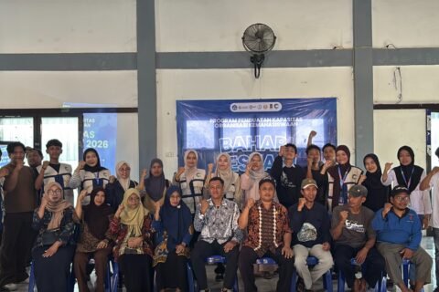 Sesi foto bersama Tim PPK Ormawa BEM UNESA 2026, narasumber, dan perwakilan masyarakat usai kegiatan edukasi Bahari Lestari di Gedung Serbaguna Desa Labuhan, Kecamatan Brondong, Lamongan, Kamis (20/8/2026).