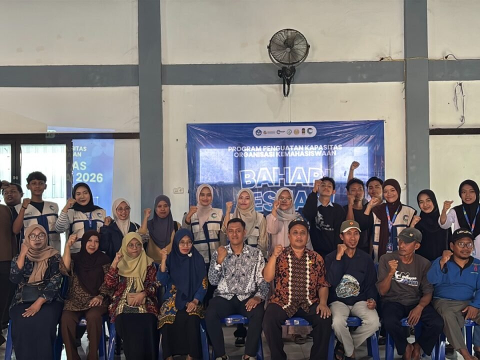 Sesi foto bersama Tim PPK Ormawa BEM UNESA 2026, narasumber, dan perwakilan masyarakat usai kegiatan edukasi Bahari Lestari di Gedung Serbaguna Desa Labuhan, Kecamatan Brondong, Lamongan, Kamis (20/8/2026).