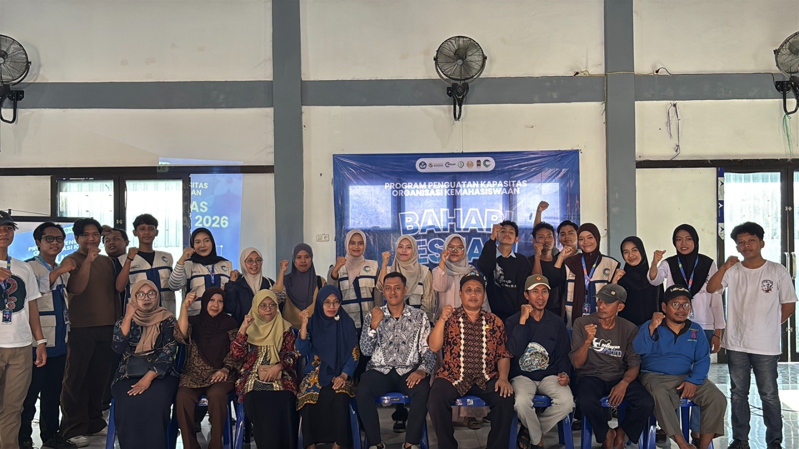 Sesi foto bersama Tim PPK Ormawa BEM UNESA 2026, narasumber, dan perwakilan masyarakat usai kegiatan edukasi Bahari Lestari di Gedung Serbaguna Desa Labuhan, Kecamatan Brondong, Lamongan, Kamis (20/8/2026).