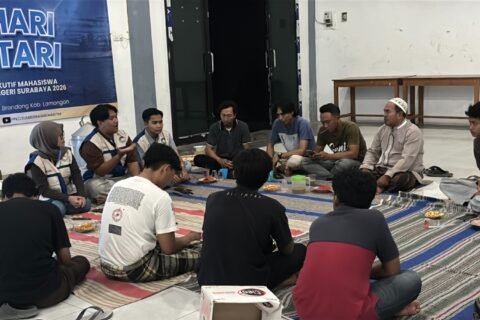 Suasana diskusi dan demonstrasi pengolahan buah mangrove (lindur) menjadi tepung oleh Tim PPK Ormawa BEM UNESA bersama nelayan, petambak, serta pemuda Desa Labuhan di Gedung Serbaguna desa setempat, Sabtu (15/8/2026).