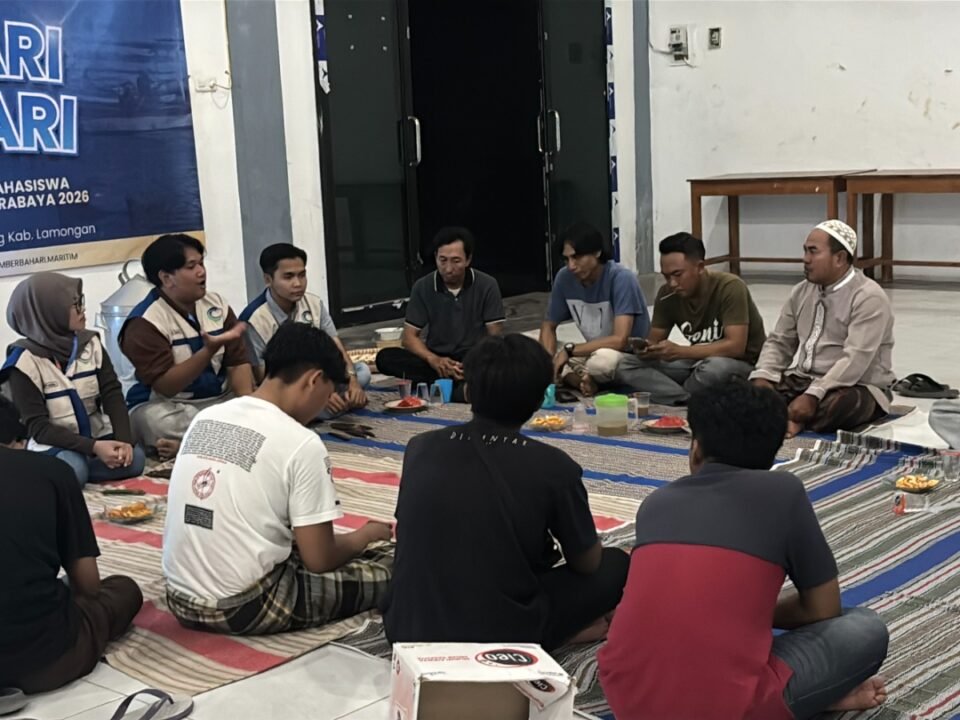 Suasana diskusi dan demonstrasi pengolahan buah mangrove (lindur) menjadi tepung oleh Tim PPK Ormawa BEM UNESA bersama nelayan, petambak, serta pemuda Desa Labuhan di Gedung Serbaguna desa setempat, Sabtu (15/8/2026).