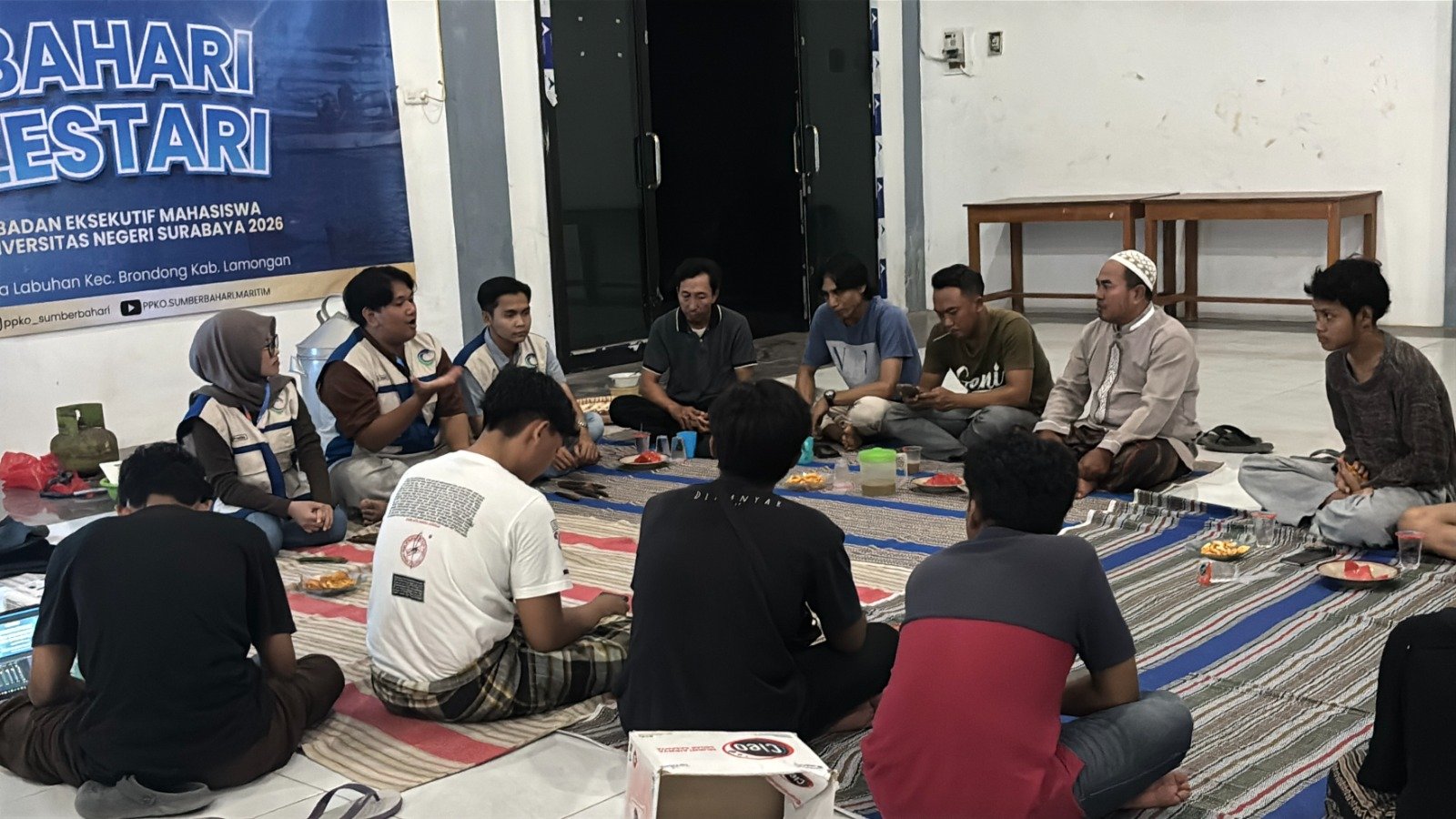 Suasana diskusi dan demonstrasi pengolahan buah mangrove (lindur) menjadi tepung oleh Tim PPK Ormawa BEM UNESA bersama nelayan, petambak, serta pemuda Desa Labuhan di Gedung Serbaguna desa setempat, Sabtu (15/8/2026).