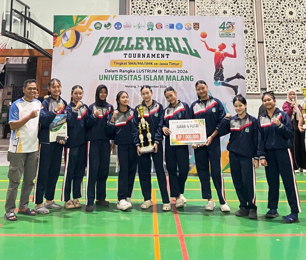 Tim bola voli putri SMAN 1 Turen bersama pembina memamerkan piala dan plakat hadiah usai sukses meraih Juara 4 dalam Volleyball Tournament Tingkat SMA/SMK/MA se-Jawa Timur di Sport Center UNISMA, Malang.