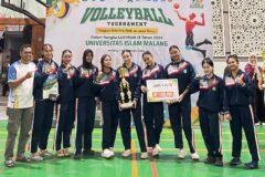 Tim bola voli putri SMAN 1 Turen bersama pembina memamerkan piala dan plakat hadiah usai sukses meraih Juara 4 dalam Volleyball Tournament Tingkat SMA/SMK/MA se-Jawa Timur di Sport Center UNISMA, Malang.