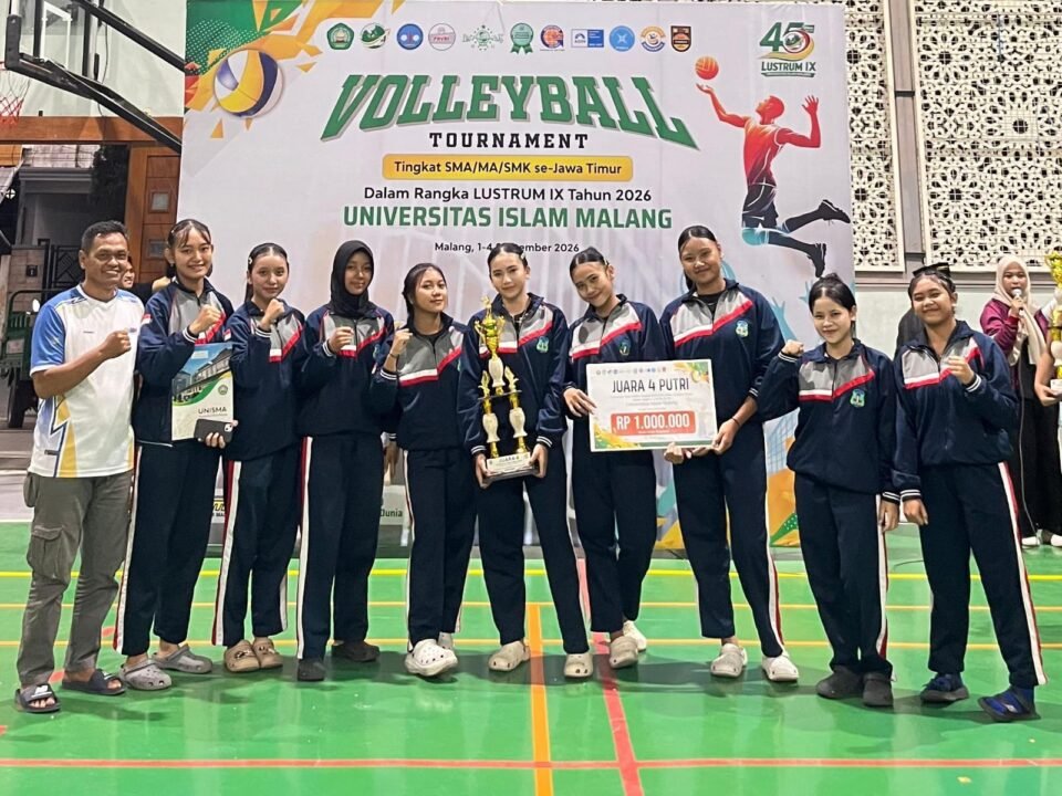 Tim bola voli putri SMAN 1 Turen bersama pembina memamerkan piala dan plakat hadiah usai sukses meraih Juara 4 dalam Volleyball Tournament Tingkat SMA/SMK/MA se-Jawa Timur di Sport Center UNISMA, Malang.