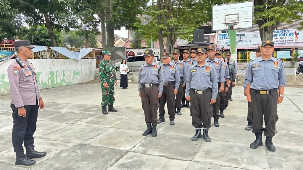 Barisan anggota Satlinmas Kelurahan Pisangcandi tampak berlatih PBB di bawah arahan langsung aparat kewilayahan dan kepolisian guna memperkuat kesiapsiagaan, kekompakan, serta tanggung jawab tugas di tengah masyarakat, Kamis (10/09).