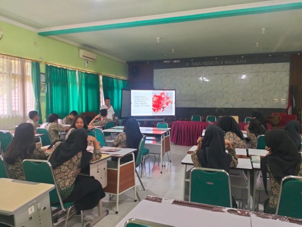 Suasana kegiatan belajar mengajar di ruang kelas SMAN 6 Kota Malang yang tengah menjalani proses Supervisi Guru sebagai langkah konkret sekolah dalam mengevaluasi sekaligus mendongkrak kualitas pendidikan.