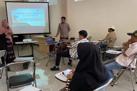 Suasana pemaparan materi dalam pelatihan pengembangan produk inovasi oleh tim dosen Universitas Brawijaya kepada para pelaku UMKM Kota Batu.