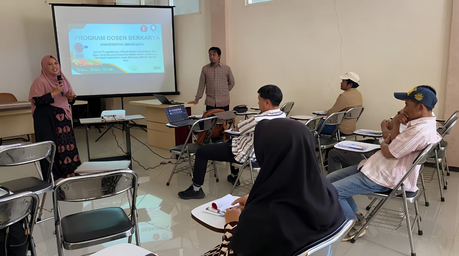 Suasana pemaparan materi dalam pelatihan pengembangan produk inovasi oleh tim dosen Universitas Brawijaya kepada para pelaku UMKM Kota Batu.