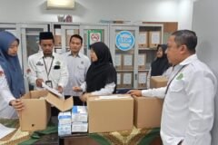 Kepala Tata Usaha MAN 2 Kota Malang, H. Sugeng Winarto (paling kanan), beserta Tim Arsiparis madrasah saat berdiskusi dan mengamati langsung proses penataan boks dokumen di Ruang Arsiparis Kantor Kemenag Kota Malang, Senin (14/9).