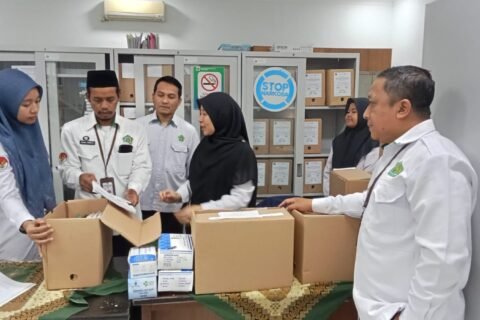 Kepala Tata Usaha MAN 2 Kota Malang, H. Sugeng Winarto (paling kanan), beserta Tim Arsiparis madrasah saat berdiskusi dan mengamati langsung proses penataan boks dokumen di Ruang Arsiparis Kantor Kemenag Kota Malang, Senin (14/9).