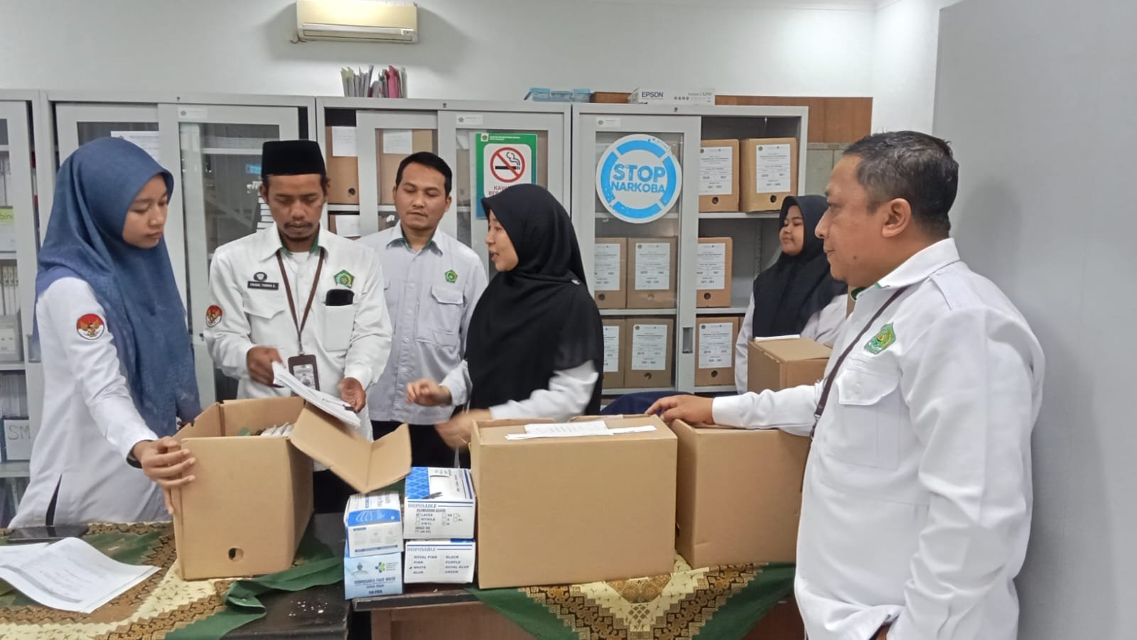 Kepala Tata Usaha MAN 2 Kota Malang, H. Sugeng Winarto (paling kanan), beserta Tim Arsiparis madrasah saat berdiskusi dan mengamati langsung proses penataan boks dokumen di Ruang Arsiparis Kantor Kemenag Kota Malang, Senin (14/9).
