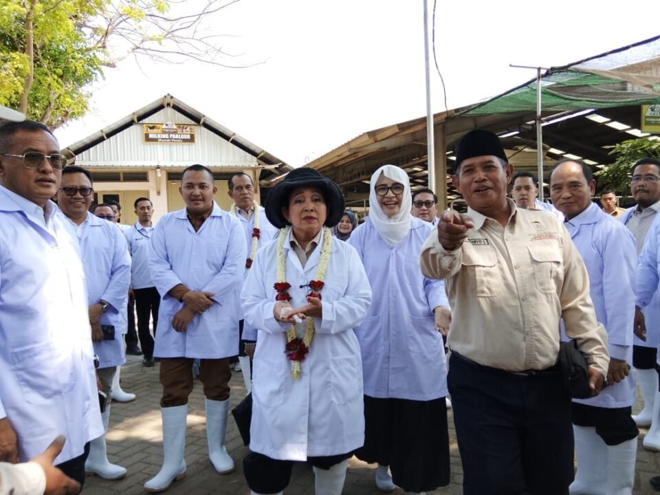 Bupati Pasuruan Rusdi Sutedjo, Titiek Soeharto, dan ketua KUTT Evi Zainal Abidin