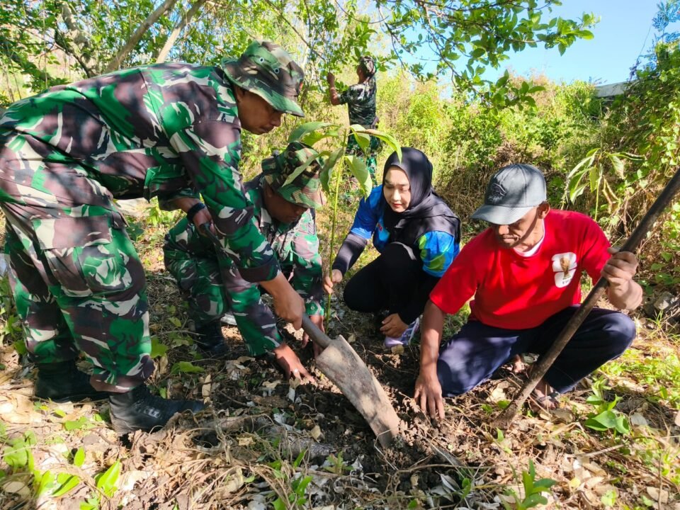 Anggota Koramil 0833-05/Lowokwaru bersama warga Tunjungsekar bergotong royong menanam bibit pohon dalam Karya Bakti TNI untuk memperingati HUT ke-81 TNI di Malang, Sabtu (5/9).