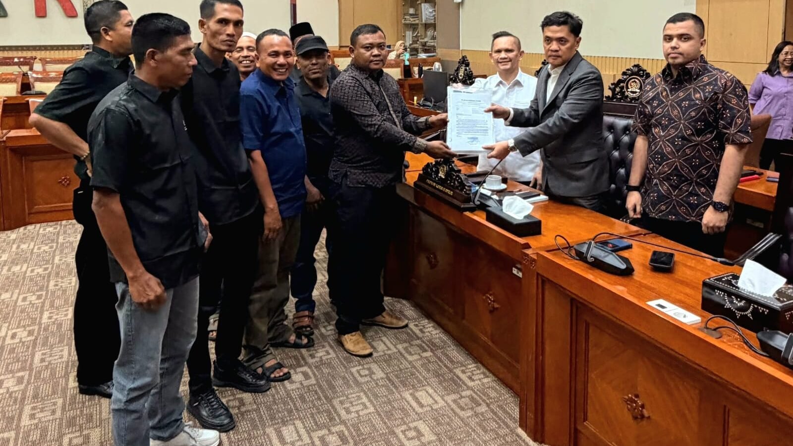 Perwakilan tokoh masyarakat Kecamatan Beutong Ateuh Banggalang saat menyerahkan dokumen petisi yang berisi dukungan investasi di wilayahnya kepada Ketua Komisi III DPR RI, Dr. Habiburokhman, beserta jajaran anggota komisi di Gedung MPR/DPR RI, Senayan, Jakarta, Selasa (15/09).