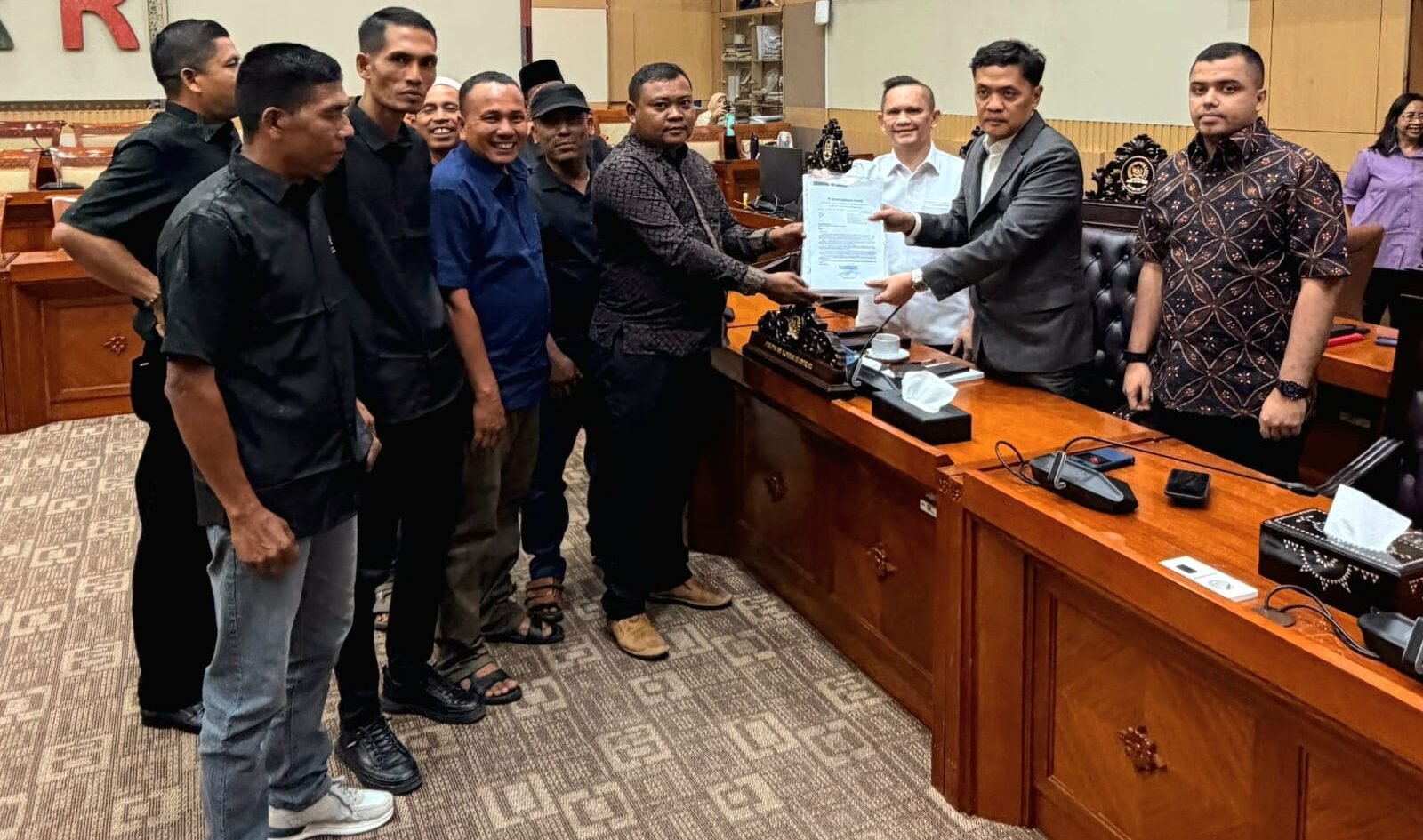 Perwakilan tokoh masyarakat Kecamatan Beutong Ateuh Banggalang saat menyerahkan dokumen petisi yang berisi dukungan investasi di wilayahnya kepada Ketua Komisi III DPR RI, Dr. Habiburokhman, beserta jajaran anggota komisi di Gedung MPR/DPR RI, Senayan, Jakarta, Selasa (15/09).