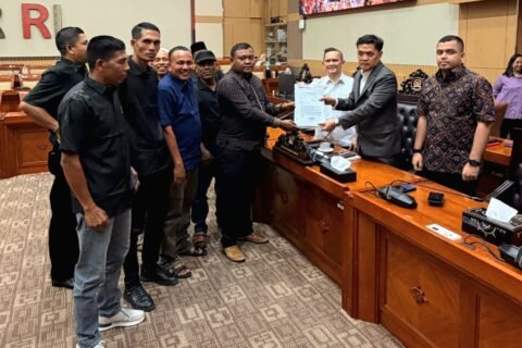 Perwakilan tokoh masyarakat Kecamatan Beutong Ateuh Banggalang saat menyerahkan dokumen petisi yang berisi dukungan investasi di wilayahnya kepada Ketua Komisi III DPR RI, Dr. Habiburokhman, beserta jajaran anggota komisi di Gedung MPR/DPR RI, Senayan, Jakarta, Selasa (15/09).