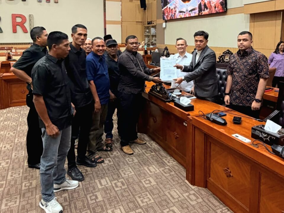 Perwakilan tokoh masyarakat Kecamatan Beutong Ateuh Banggalang saat menyerahkan dokumen petisi yang berisi dukungan investasi di wilayahnya kepada Ketua Komisi III DPR RI, Dr. Habiburokhman, beserta jajaran anggota komisi di Gedung MPR/DPR RI, Senayan, Jakarta, Selasa (15/09).