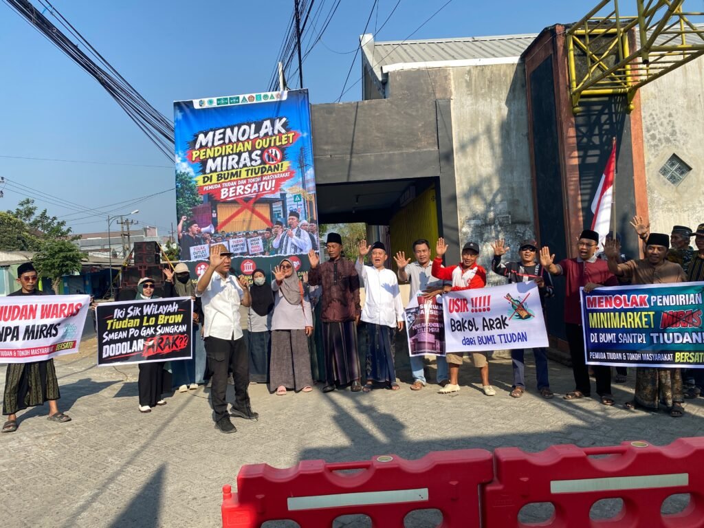 Massa aksi yang terdiri dari warga, pemuda, dan tokoh lintas ormas Islam berkumpul menggelar aksi penolakan rencana pendirian outlet miras di kawasan Gondang, Tulungagung, Senin (28/9/2026).