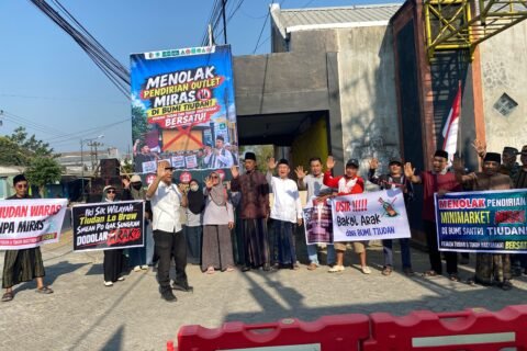 Massa aksi yang terdiri dari warga, pemuda, dan tokoh lintas ormas Islam berkumpul menggelar aksi penolakan rencana pendirian outlet miras di kawasan Gondang, Tulungagung, Senin (28/9/2026).