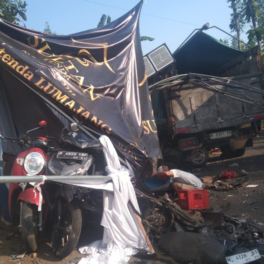 Kecelakaan maut terjadi di Dusun Sido Makmur, Kecamatan Gucialit, Kabupaten Lumajang. Sebuah truk bermuatan sembako yang melaju dari arah barat diduga mengalami gangguan pengereman saat melewati jalan menurun.