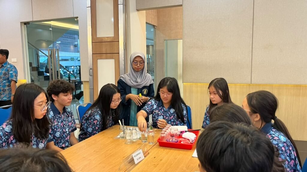 Didampingi mahasiswa Departemen Biologi UB, para siswi SMP Kristen Petra Kediri mempraktikkan proses inokulasi eksplan daun secara aseptik dalam pelatihan kultur jaringan di UB.